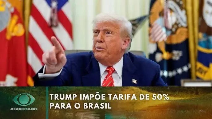 Donald Trump aponta com firmeza na Casa Branca ao anunciar tarifa de 50% sobre produtos do Brasil, segundo canal Agro Band.