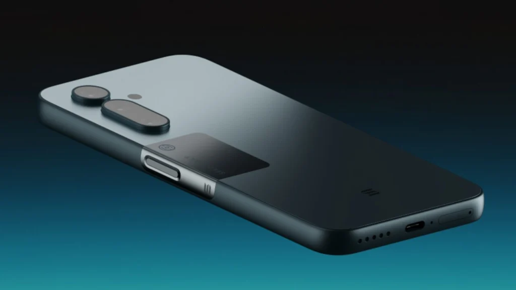 Smartphone moderno em acabamento preto metálico visto de trás, com câmera tripla e porta USB-C destacada